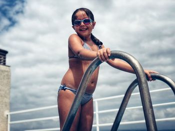 Portrait of smiling man wearing sunglasses against sea
