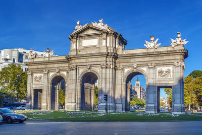 Puerta de alcala is a neo-classical monument in the plaza de la independencia in madrid, spain