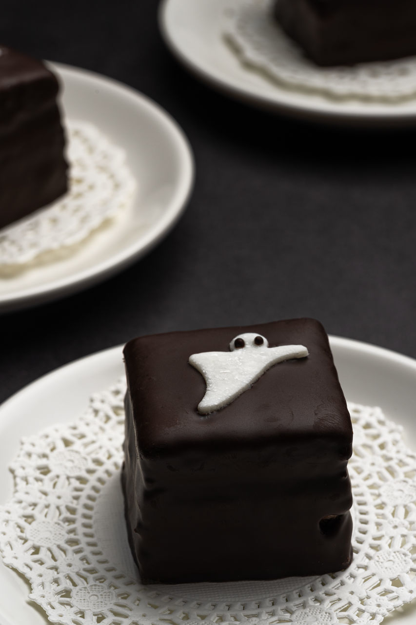 CLOSE-UP OF CAKE ON TABLE