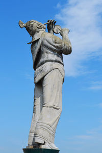 Monument to the flyer of papantla