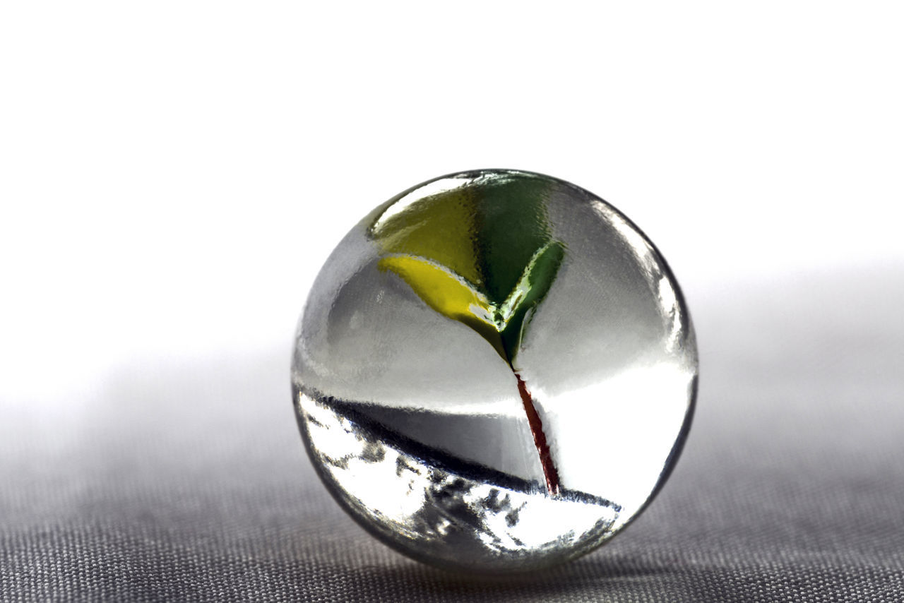 CLOSE-UP OF LEMON SLICE IN GLASS CONTAINER