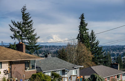 A view of mount rainier from des moines, washington.