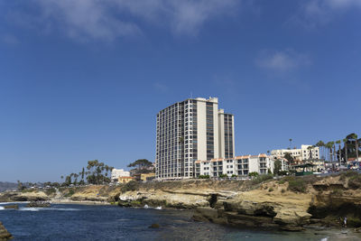 View of pacific ocean with beach and cliff. torrey pines state park la jolla san diego california