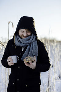 Picknick in the winter, man eating