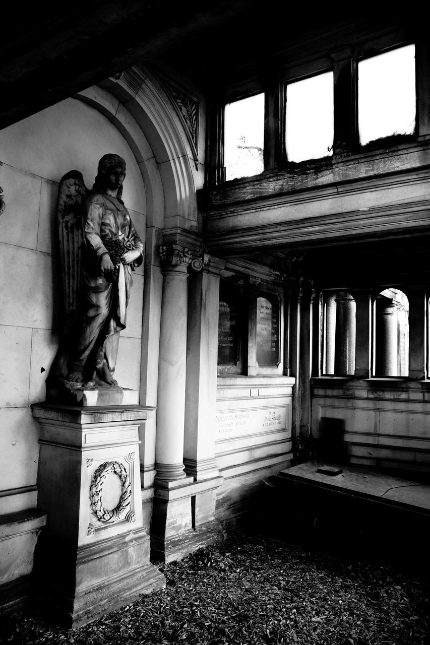 STATUE OF HISTORIC BUILDING WITH COLONNADE