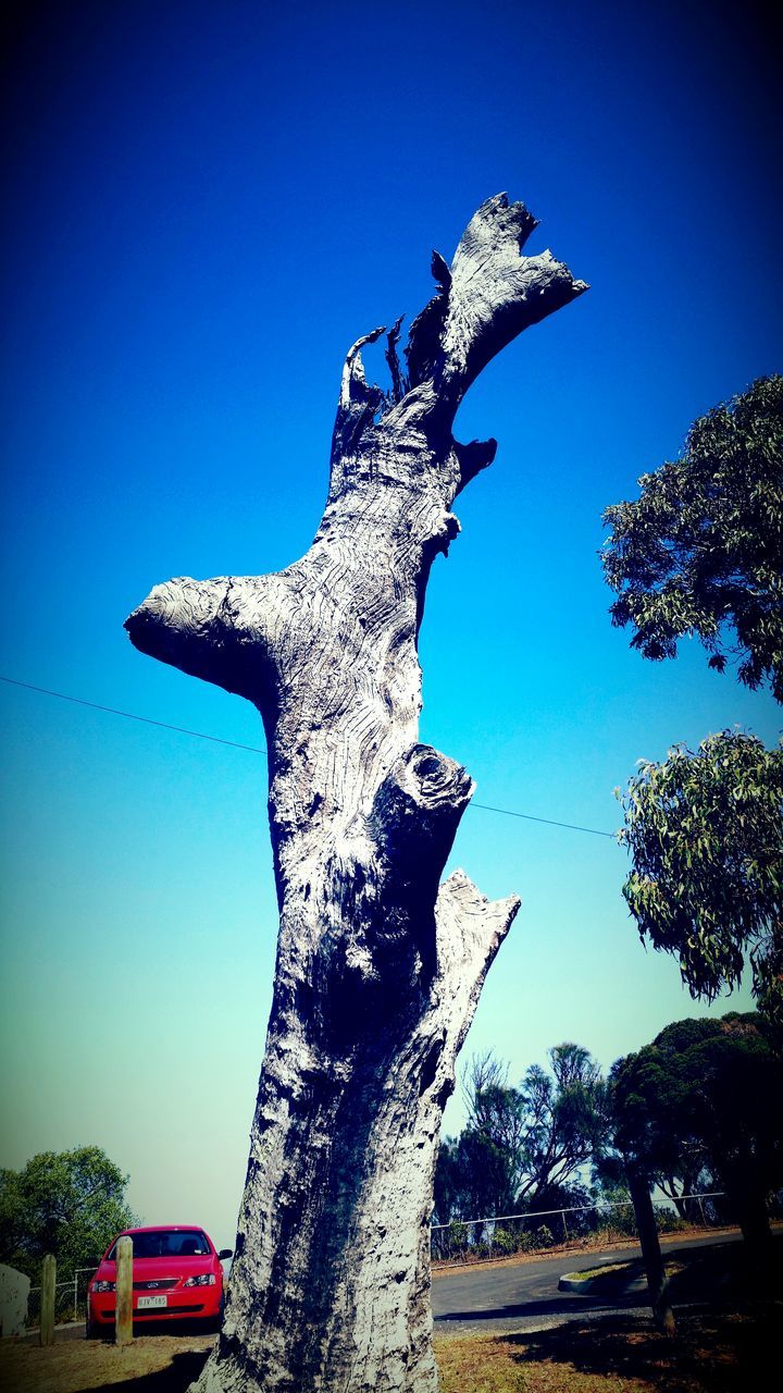 LOW ANGLE VIEW OF SCULPTURE AGAINST CLEAR BLUE SKY