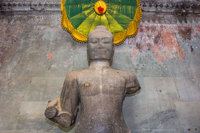 Statue of buddha against temple