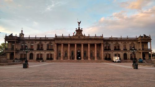 Statue of historic building against cloudy sky