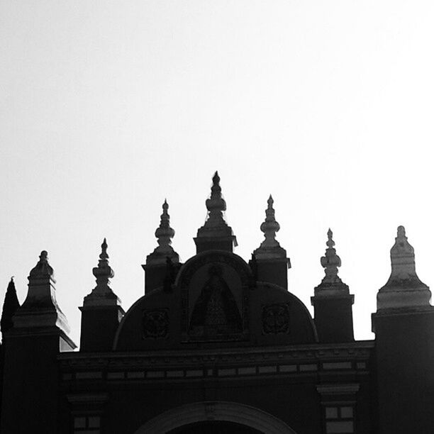 clear sky, architecture, copy space, built structure, low angle view, building exterior, history, high section, famous place, outdoors, travel destinations, dome, no people, arch, sky, architectural column, day, tourism, travel, international landmark