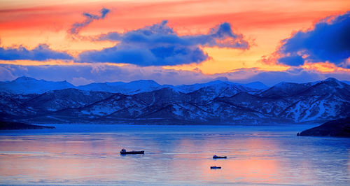 Sunset over vespers petropavlovsk-kamchatsky on the background of the avachinsky bay 