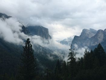 Scenic view of mountains against cloudy sky in foggy weather at yosemite national park