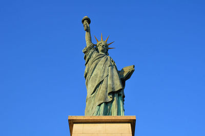 Paris freedom statue