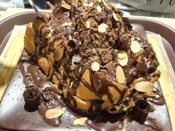 Close-up of chocolate cake in plate on table