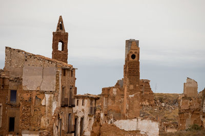 Old ruins of building against sky