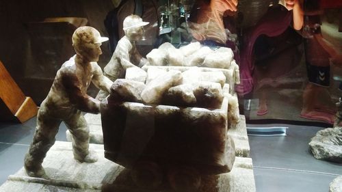 statue