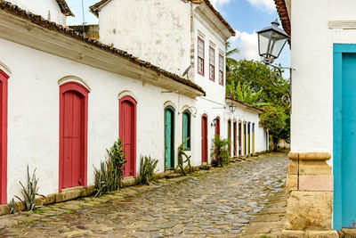 Street with old colonial houses in the historic city of paraty in the state of rio de janeiro