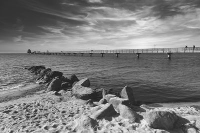 Ostsee in grömitz am strand in schwarz weiss