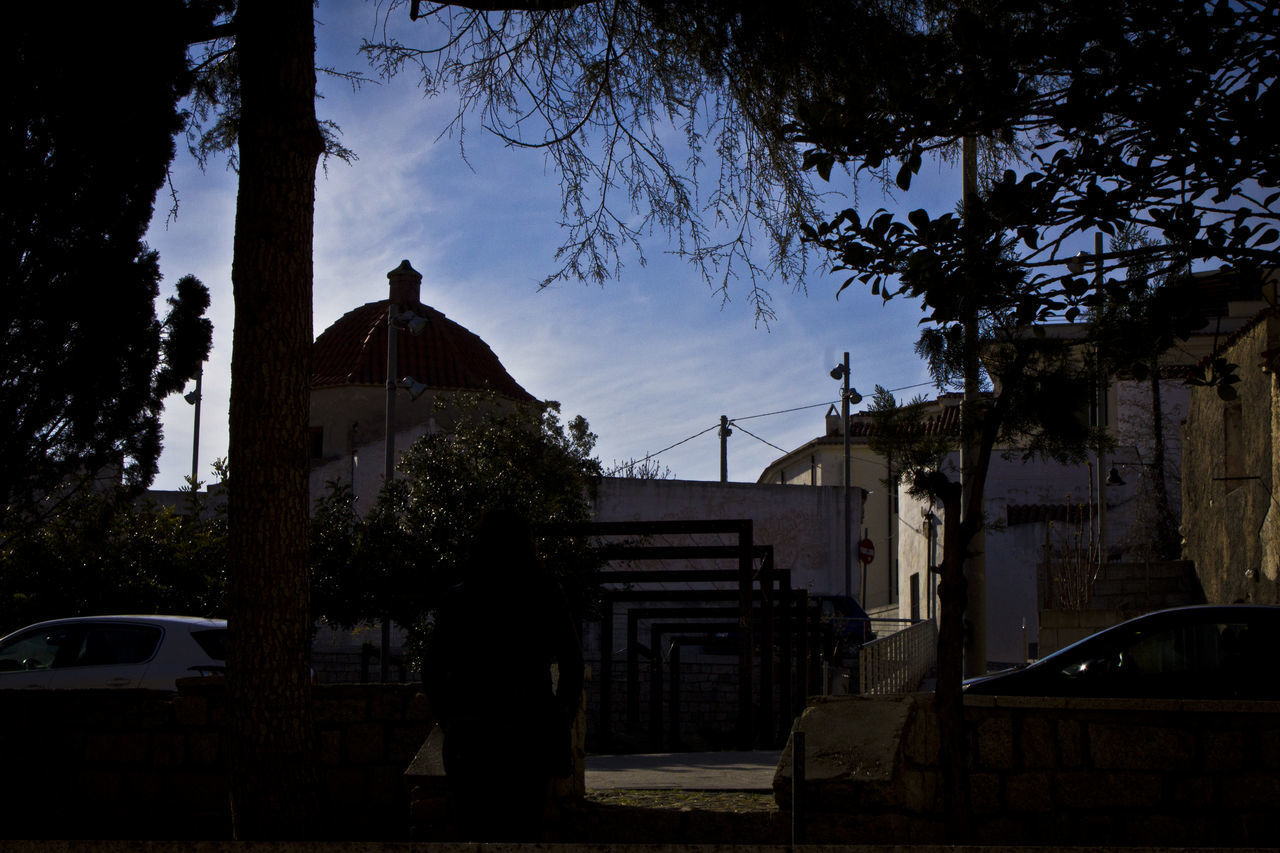 SILHOUETTE BUILDINGS AGAINST SKY