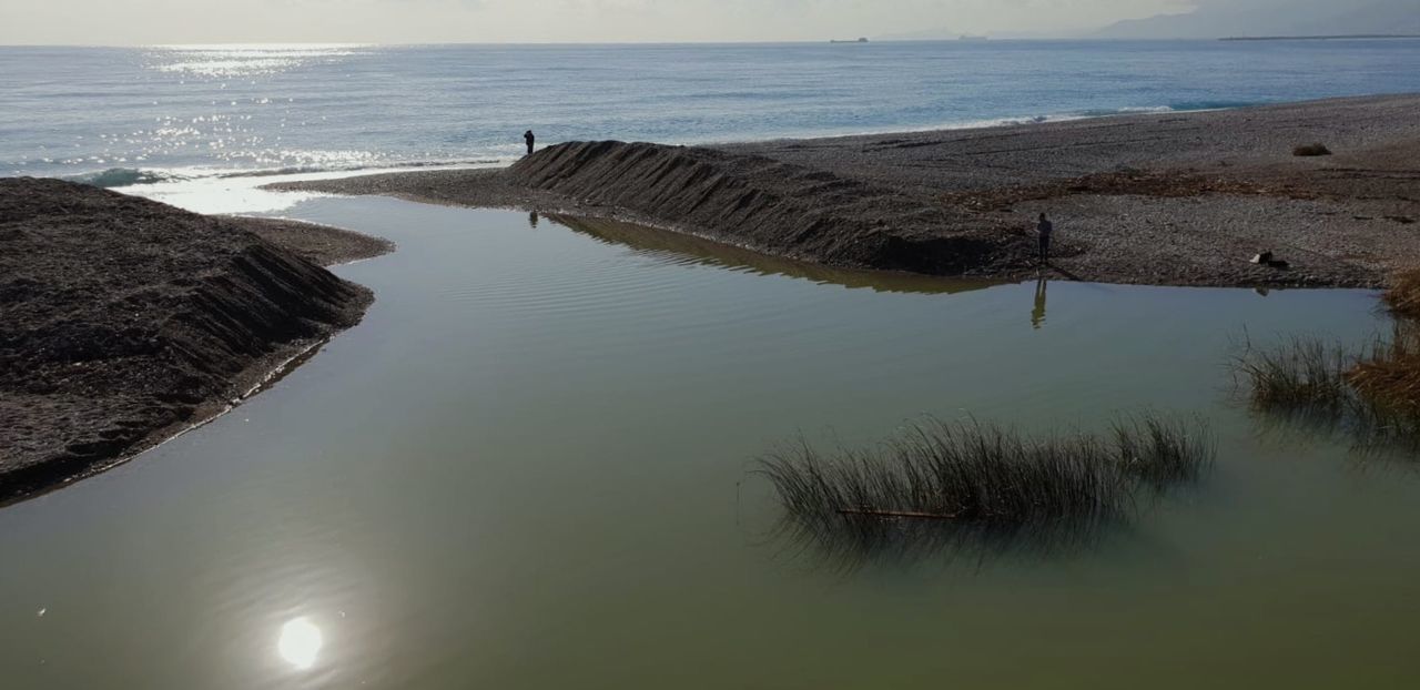 HIGH ANGLE VIEW OF SEA SHORE AGAINST SKY