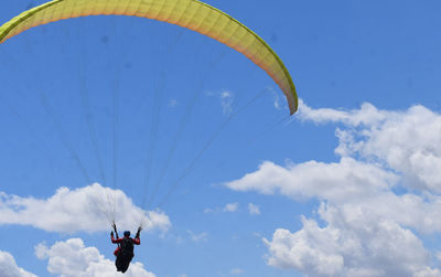 Man paragliding against sky