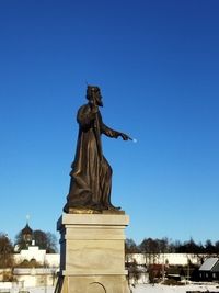 statue