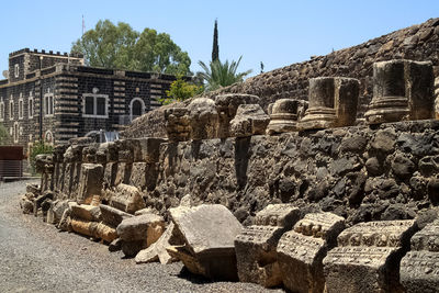 Old ruins of building against sky