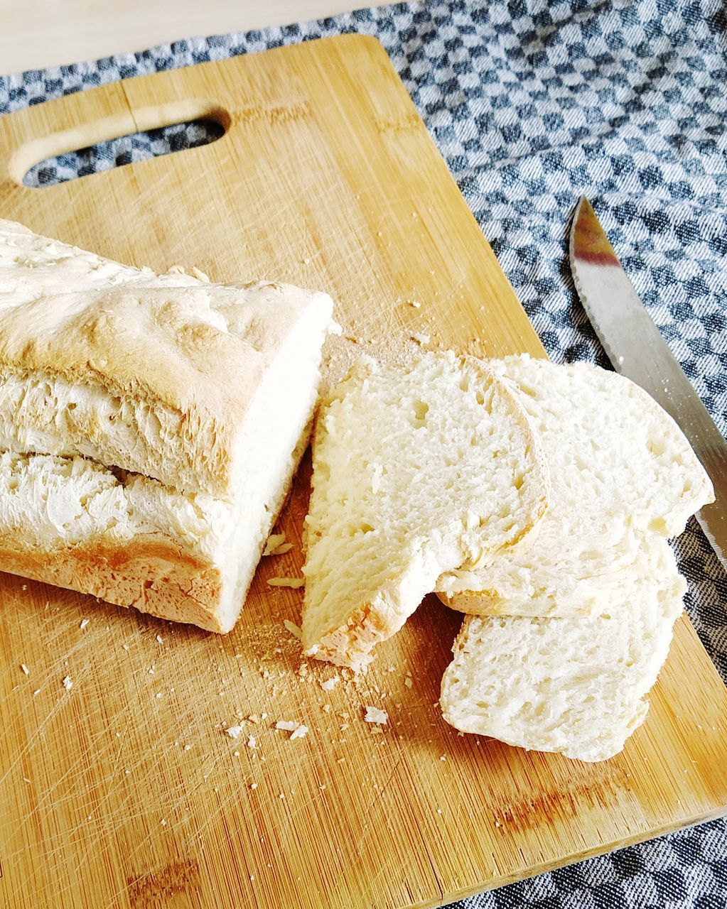 HIGH ANGLE VIEW OF BREAD ON TABLE