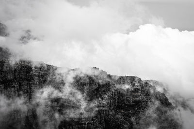 Clouds rolling over table mountain in cape town, southafica. this fenomenon is called tablecloth.
