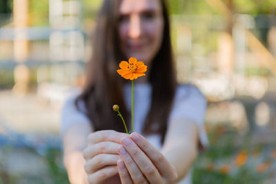 Close-up of hand holding flower