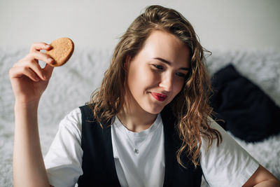 Portrait of young woman holding apple