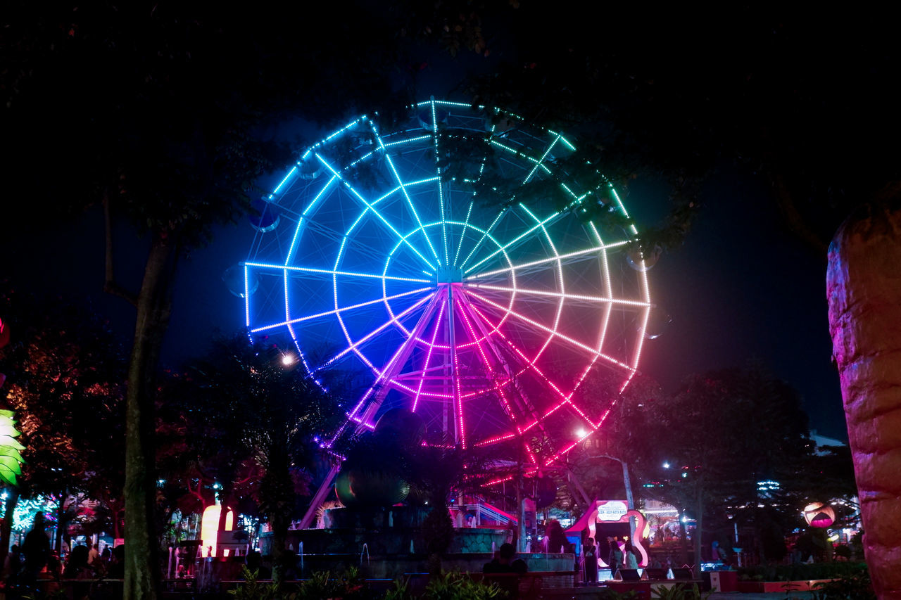 LOW ANGLE VIEW OF FERRIS WHEEL AGAINST SKY AT NIGHT