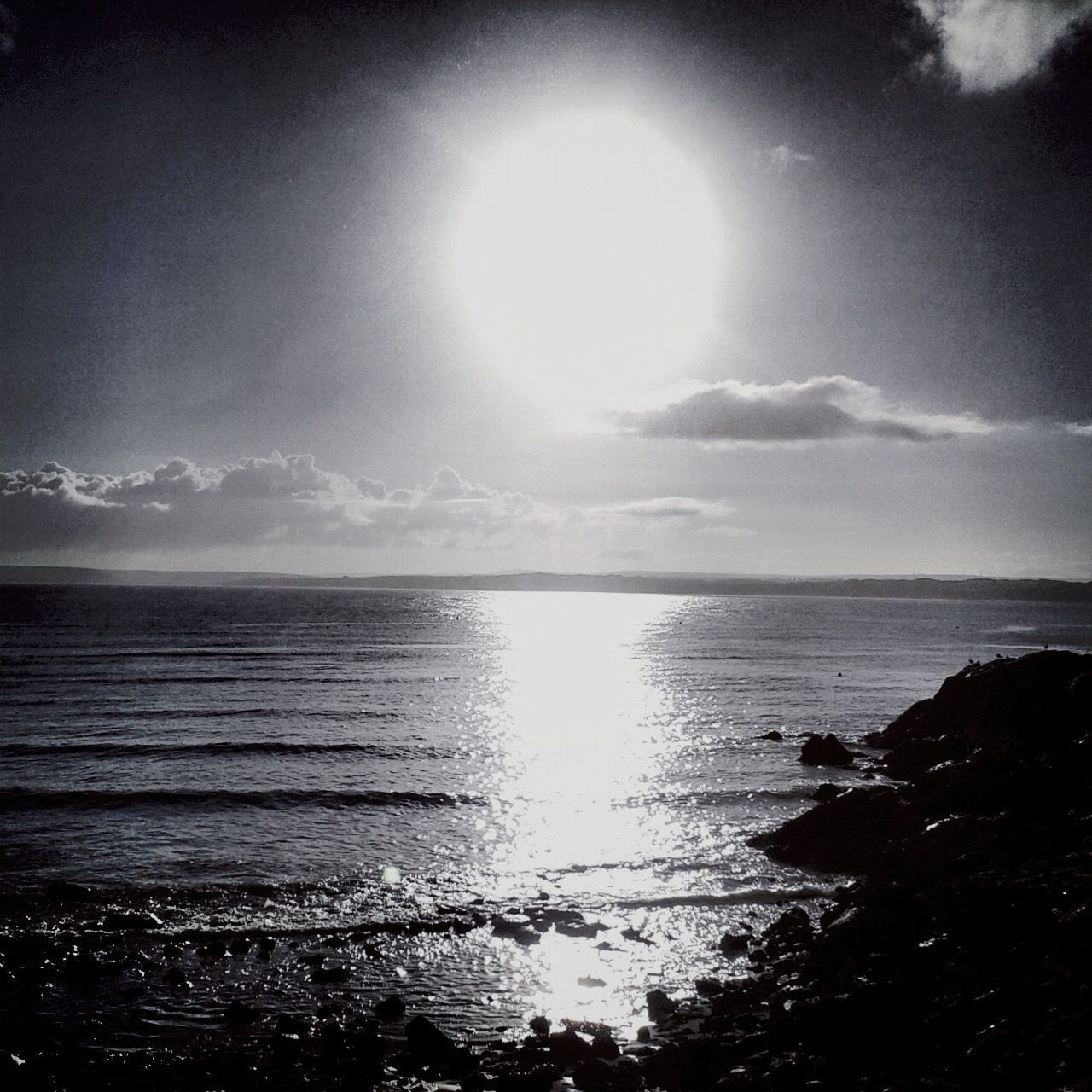 sea, horizon over water, water, tranquil scene, scenics, sky, tranquility, sun, beauty in nature, reflection, beach, nature, idyllic, shore, sunlight, sunbeam, cloud - sky, cloud, remote, calm