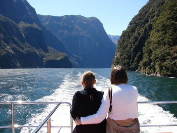 Mother and daughter portrait from the bsck in milford sound, new zealand 