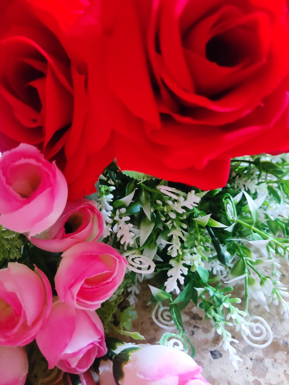 HIGH ANGLE VIEW OF PINK ROSE BOUQUET