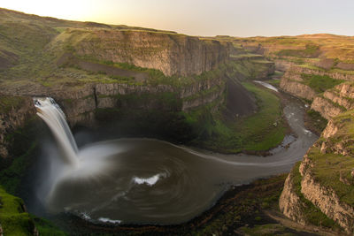High angle view of palouse falls and mountains