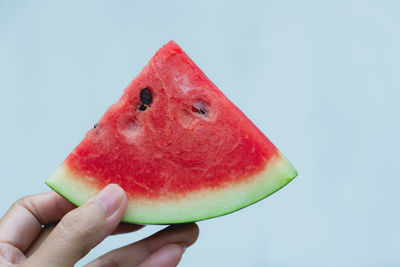 Close-up of hand holding apple