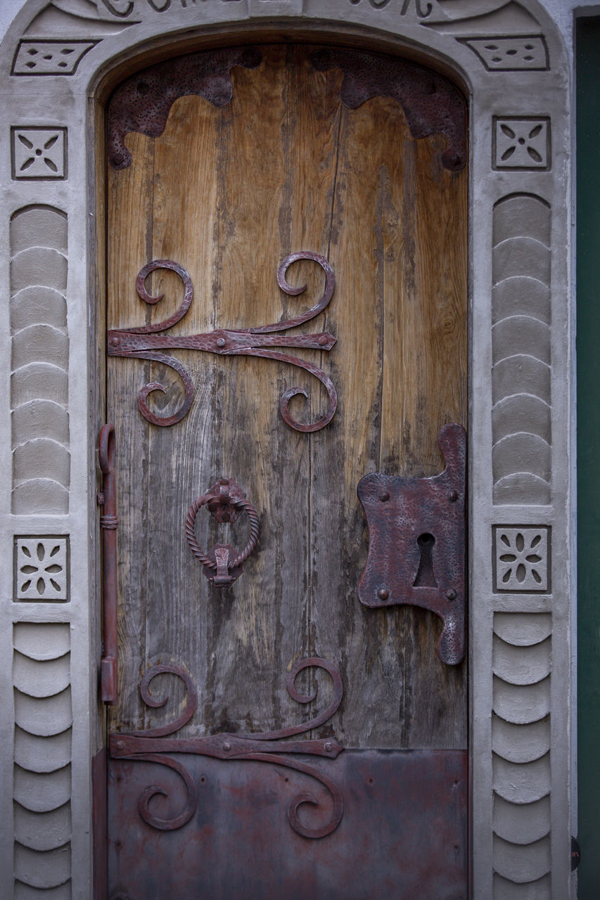 CLOSE-UP OF CLOSED DOOR ON WOODEN WALL