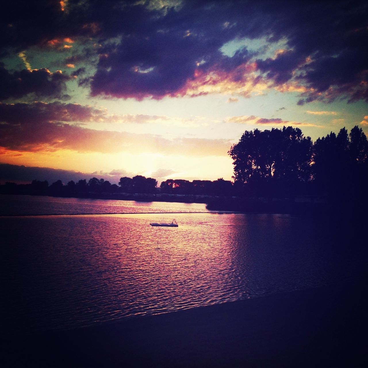 sunset, silhouette, sky, water, tranquil scene, scenics, cloud - sky, tranquility, tree, beauty in nature, reflection, lake, orange color, cloud, idyllic, nature, dramatic sky, river, waterfront, cloudy