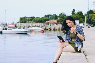 Happy business woman relaxing, working in beach at adriatic seaside. technology. summer vacation