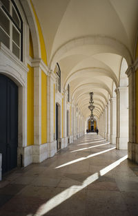 The covered walkway arches of the praça do comércio