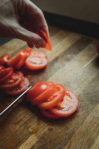 Cutting tomatos for pizza