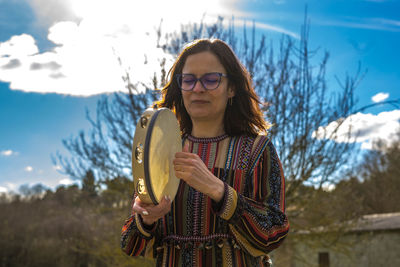 Mujer toca la pandereta