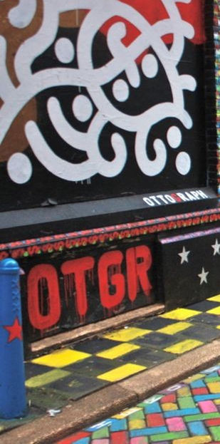 Ottograph (amsterdam) is making 500 artworks with toy guns in it. to activate the discussion on the ridiculousness of fabricating toy weapons. #500guns #ottograph #amsterdam #paint #kmdg #graffiti #streetartistry #streetart #popart #art #streetart #kunst 