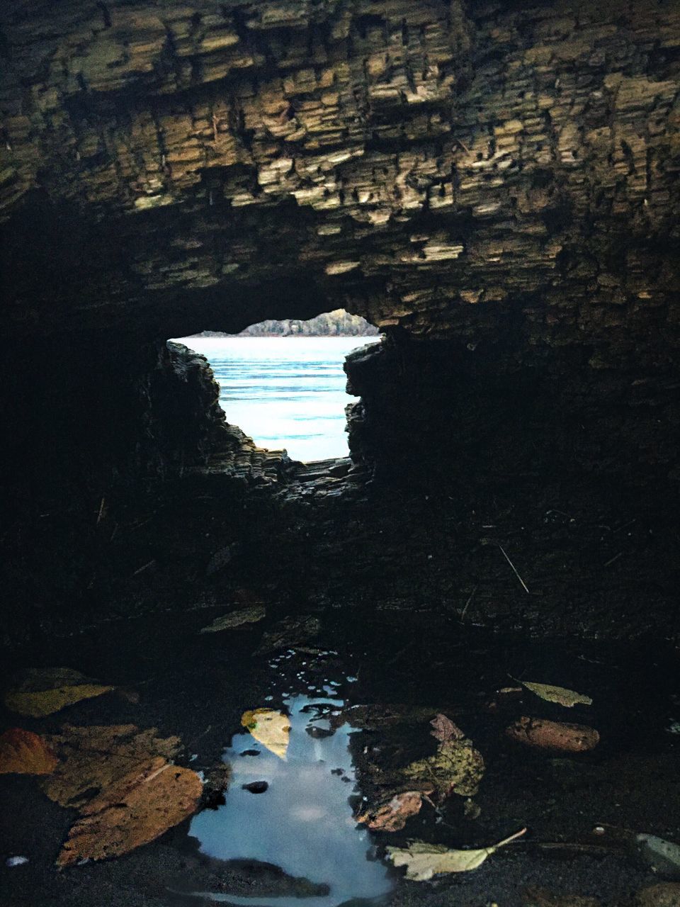 HIGH ANGLE VIEW OF ROCK FORMATION IN SEA