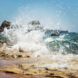 Waves splashing on rocks