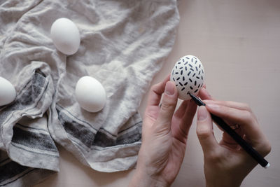 Cropped hands of woman holding egg