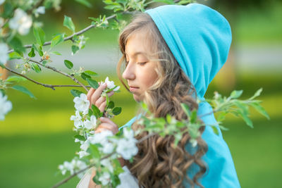 Close-up of girl with pink flowers