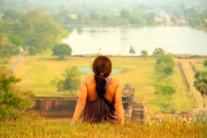 REAR VIEW OF WOMAN IN FIELD