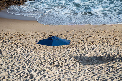 Beach and sunshad seen from above