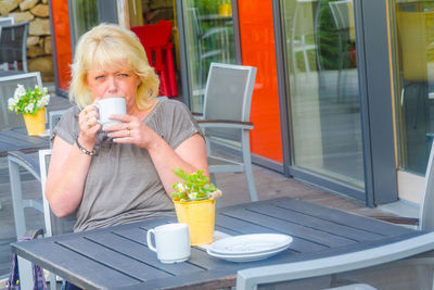 Portrait of woman drinking coffee in cup